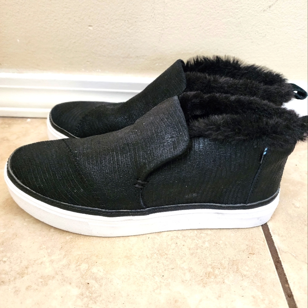 Toms Paxton Slipon Black Leather Faux Fur Boot